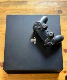 ps4 pro مستعمل جديد مع وحدتي تحكم