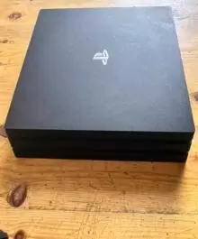 ps4 pro مستعمل جديد مع وحدتي تحكم